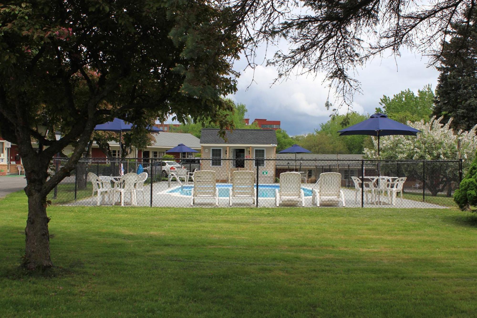 Berkshire Inn ピッツフィールド エクステリア 写真