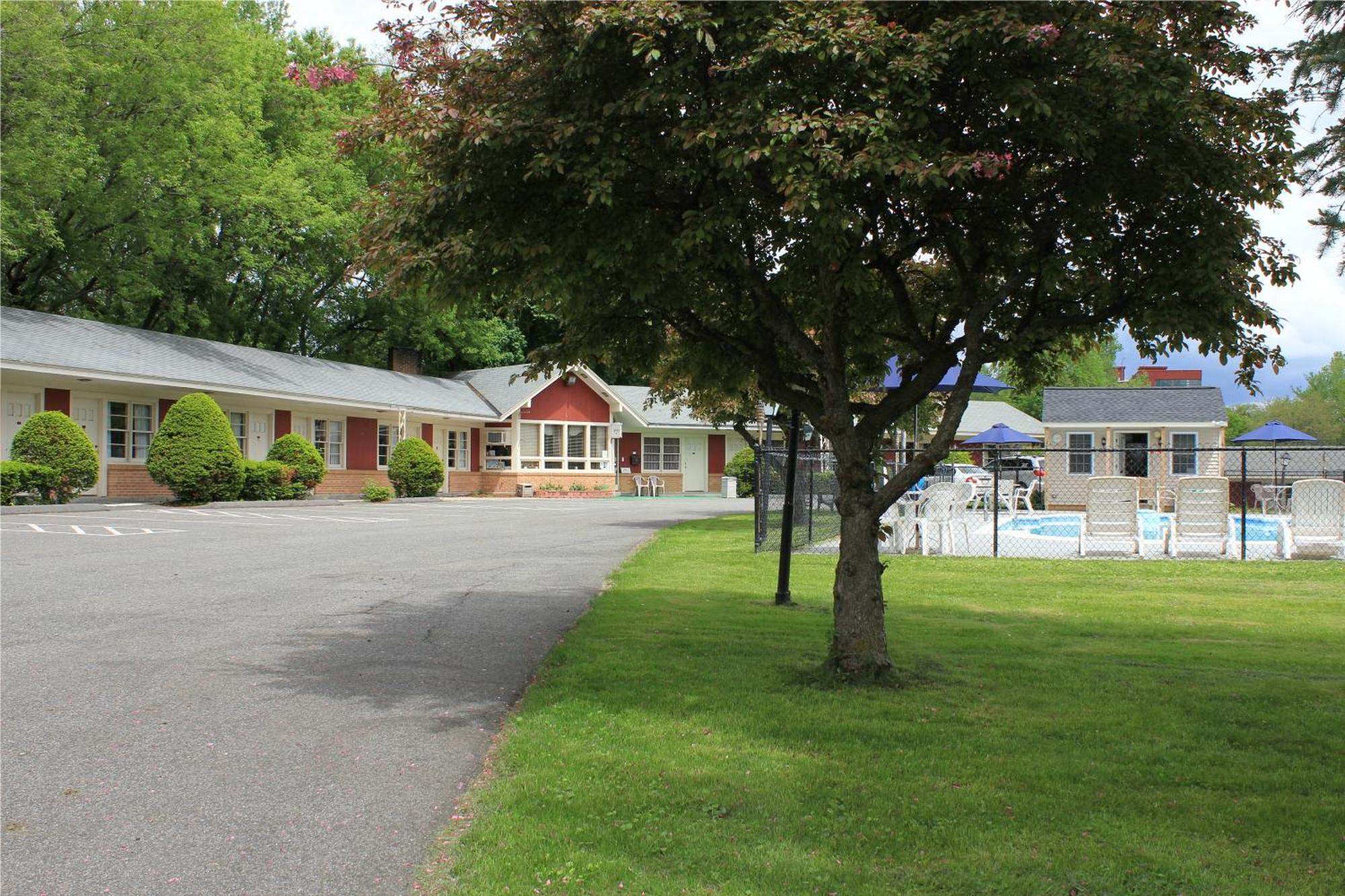 Berkshire Inn ピッツフィールド エクステリア 写真