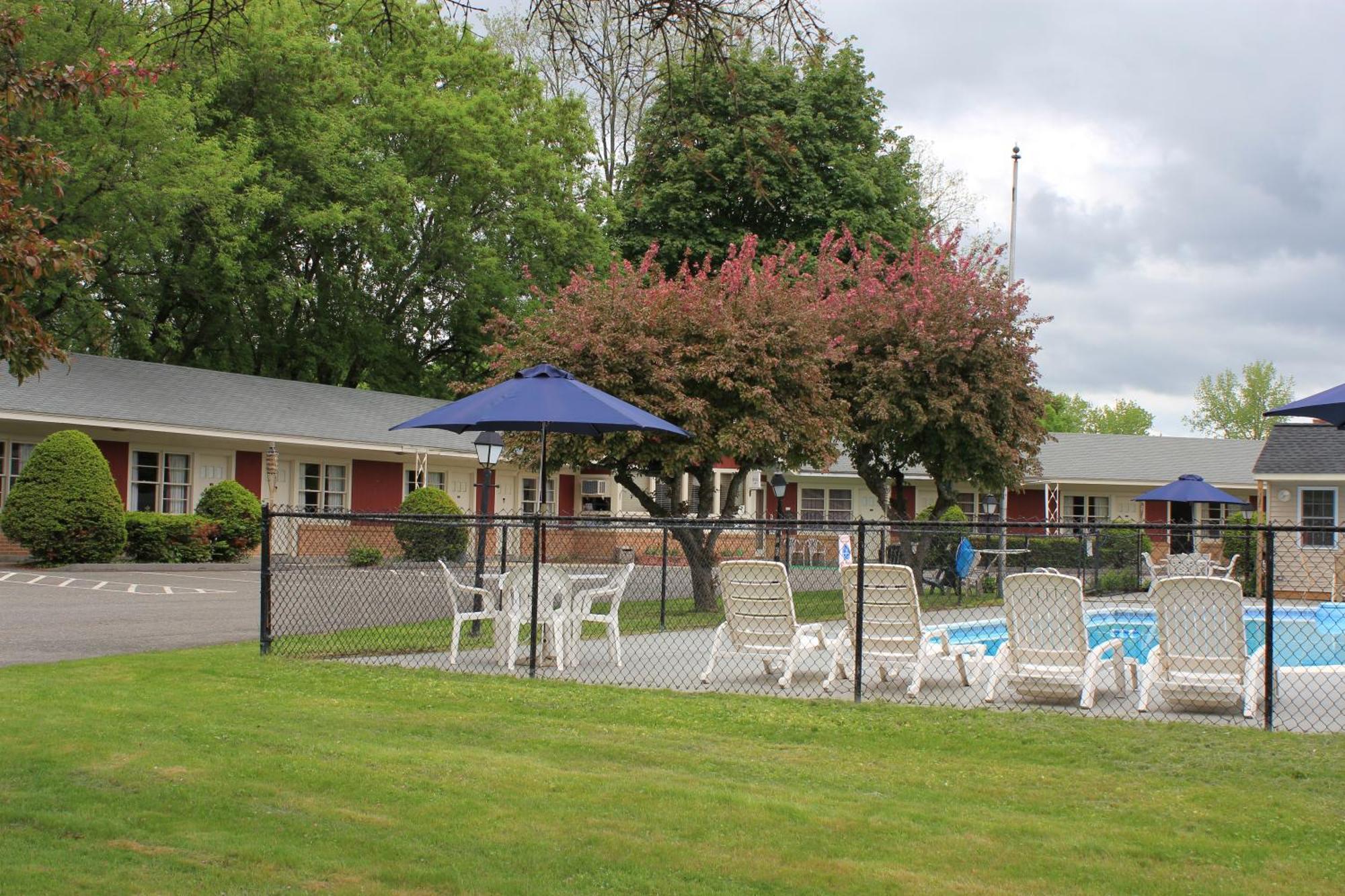 Berkshire Inn ピッツフィールド エクステリア 写真