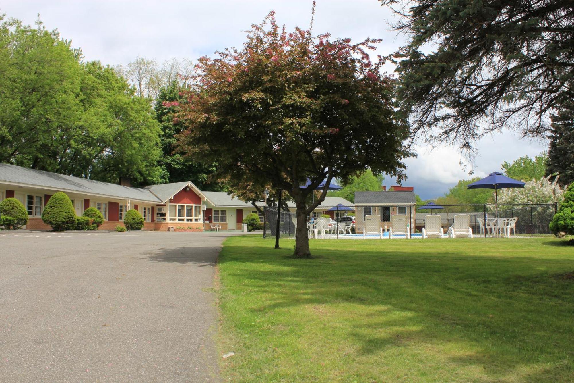Berkshire Inn ピッツフィールド エクステリア 写真