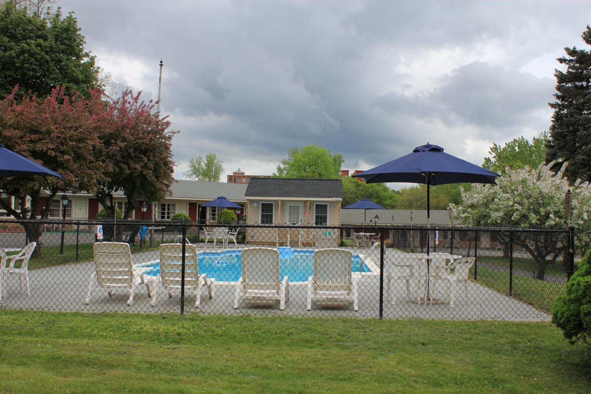 Berkshire Inn ピッツフィールド エクステリア 写真
