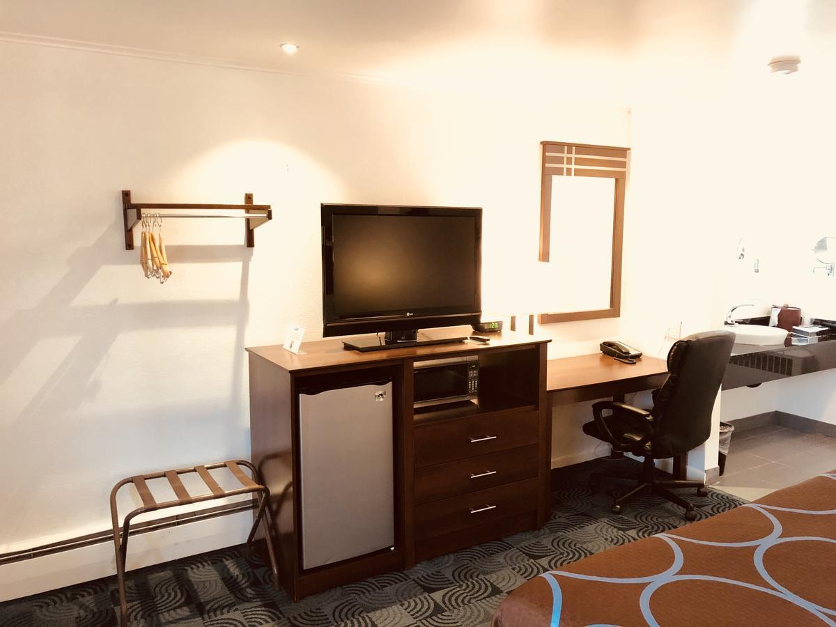 Berkshire Inn ピッツフィールド エクステリア 写真