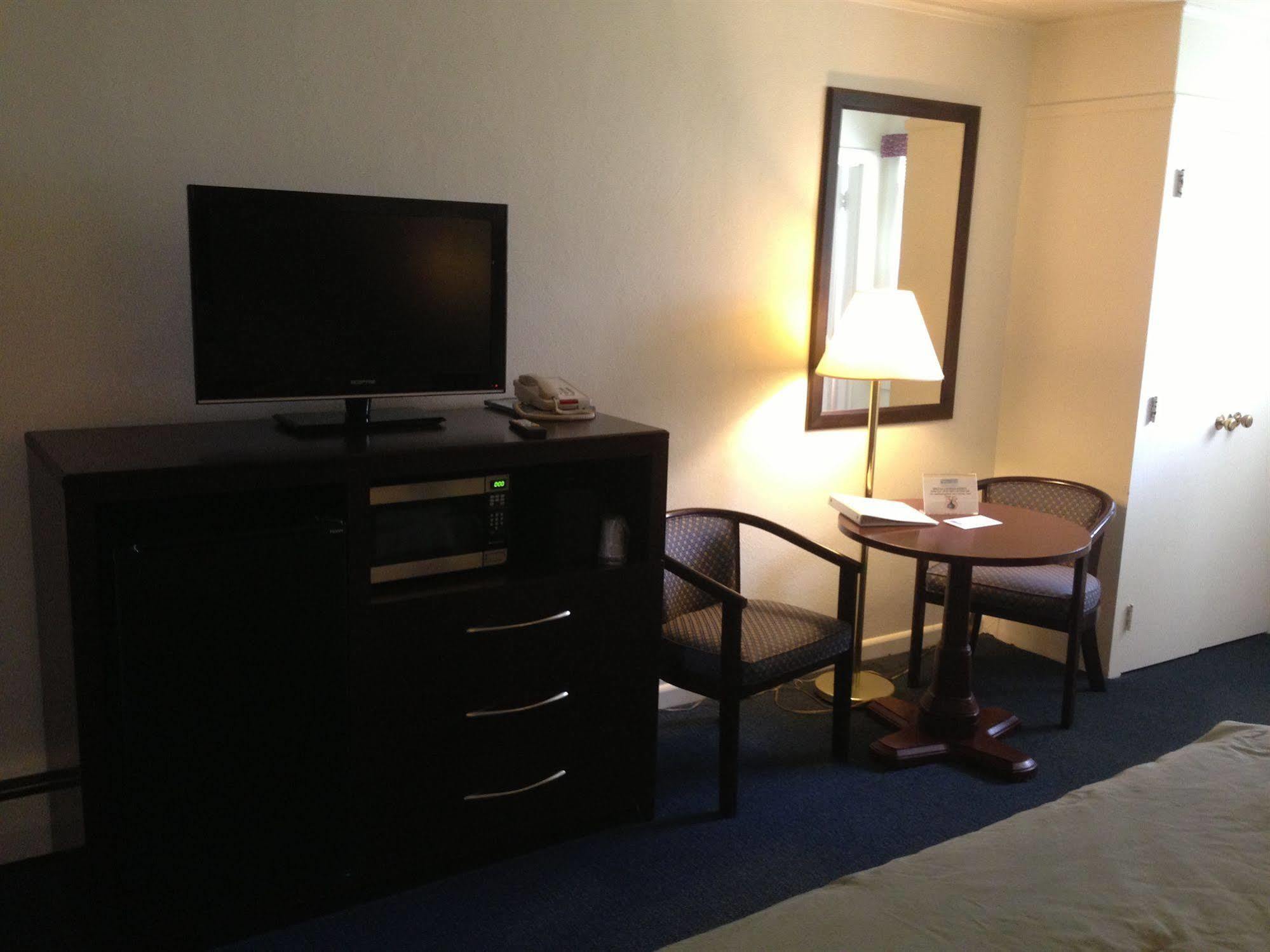 Berkshire Inn ピッツフィールド エクステリア 写真