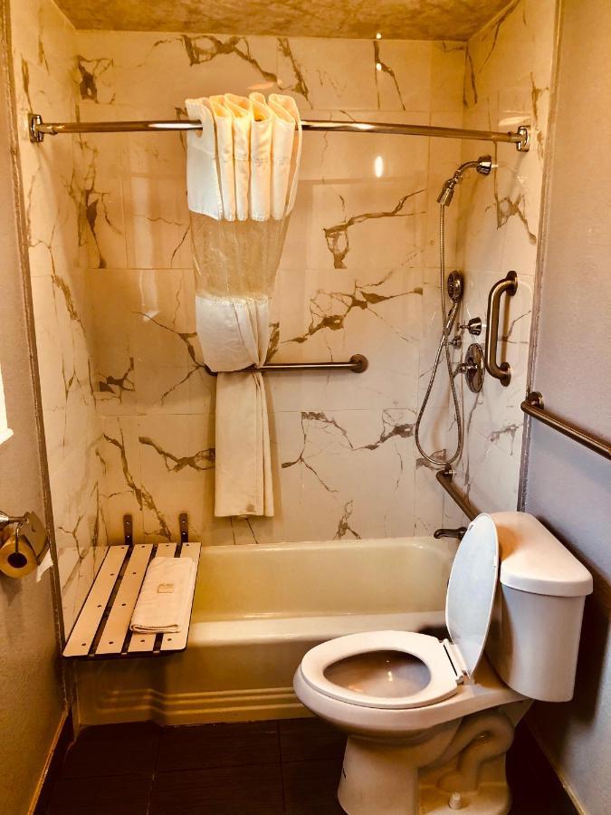 Berkshire Inn ピッツフィールド エクステリア 写真